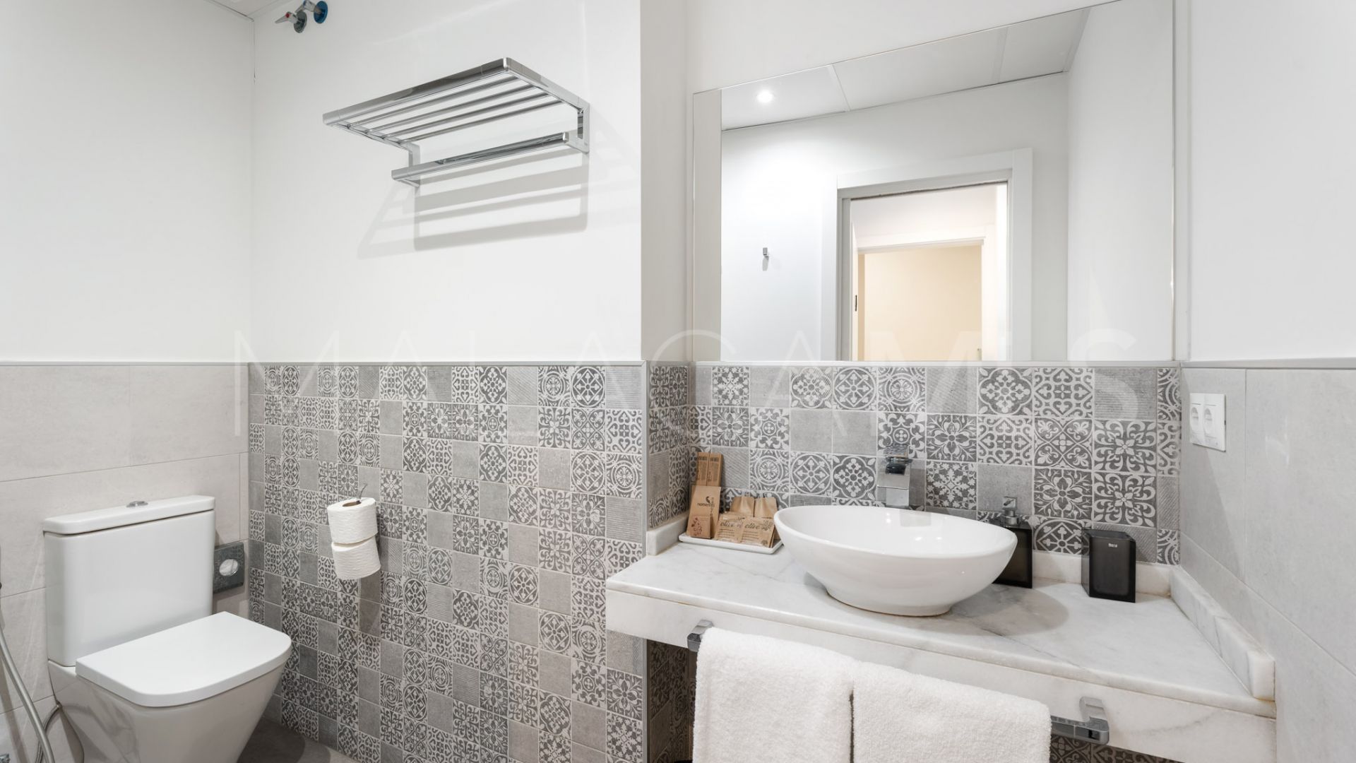 Hotel for sale in Estepona