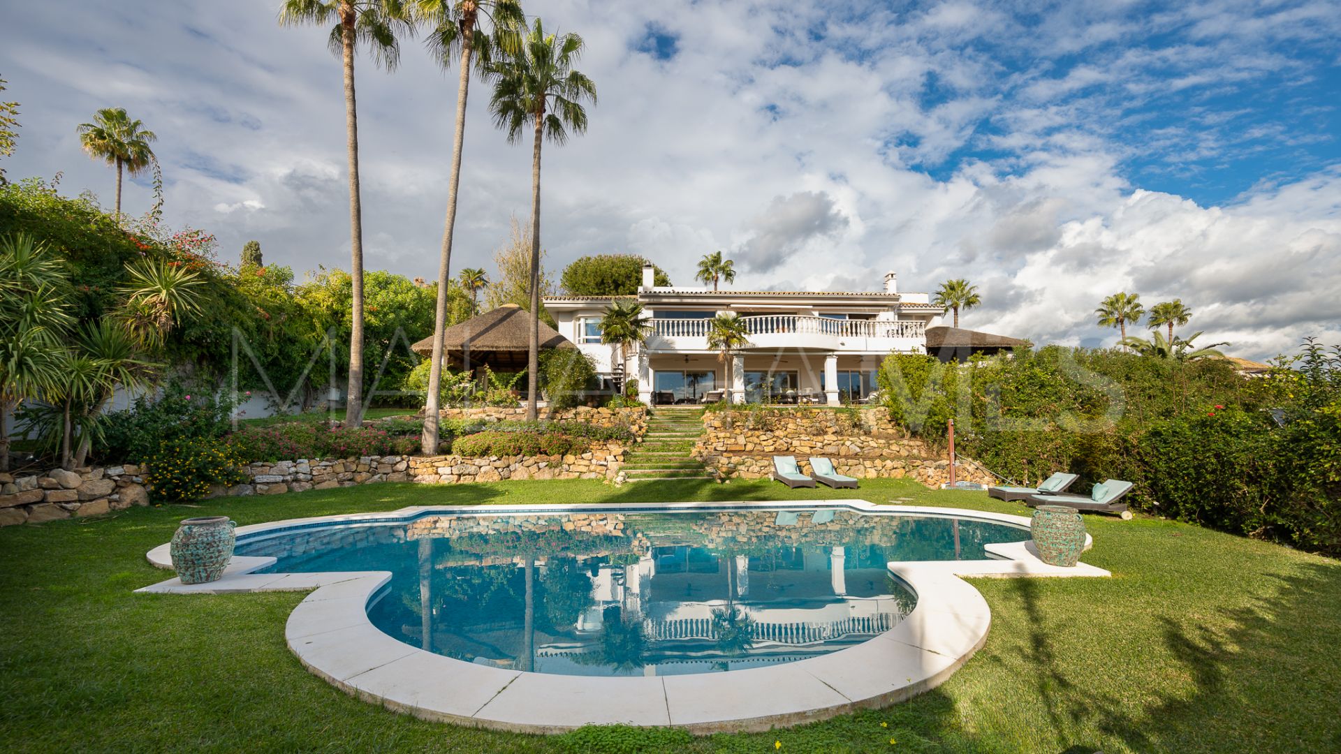 Villa for sale in Elviria