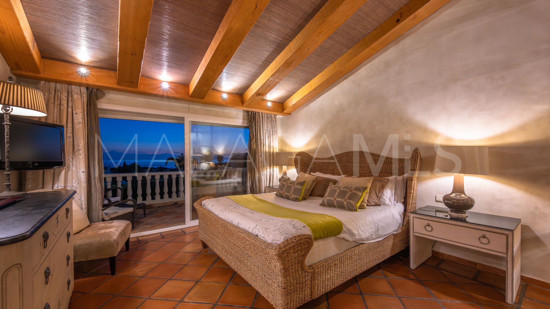 Villa for sale in Elviria