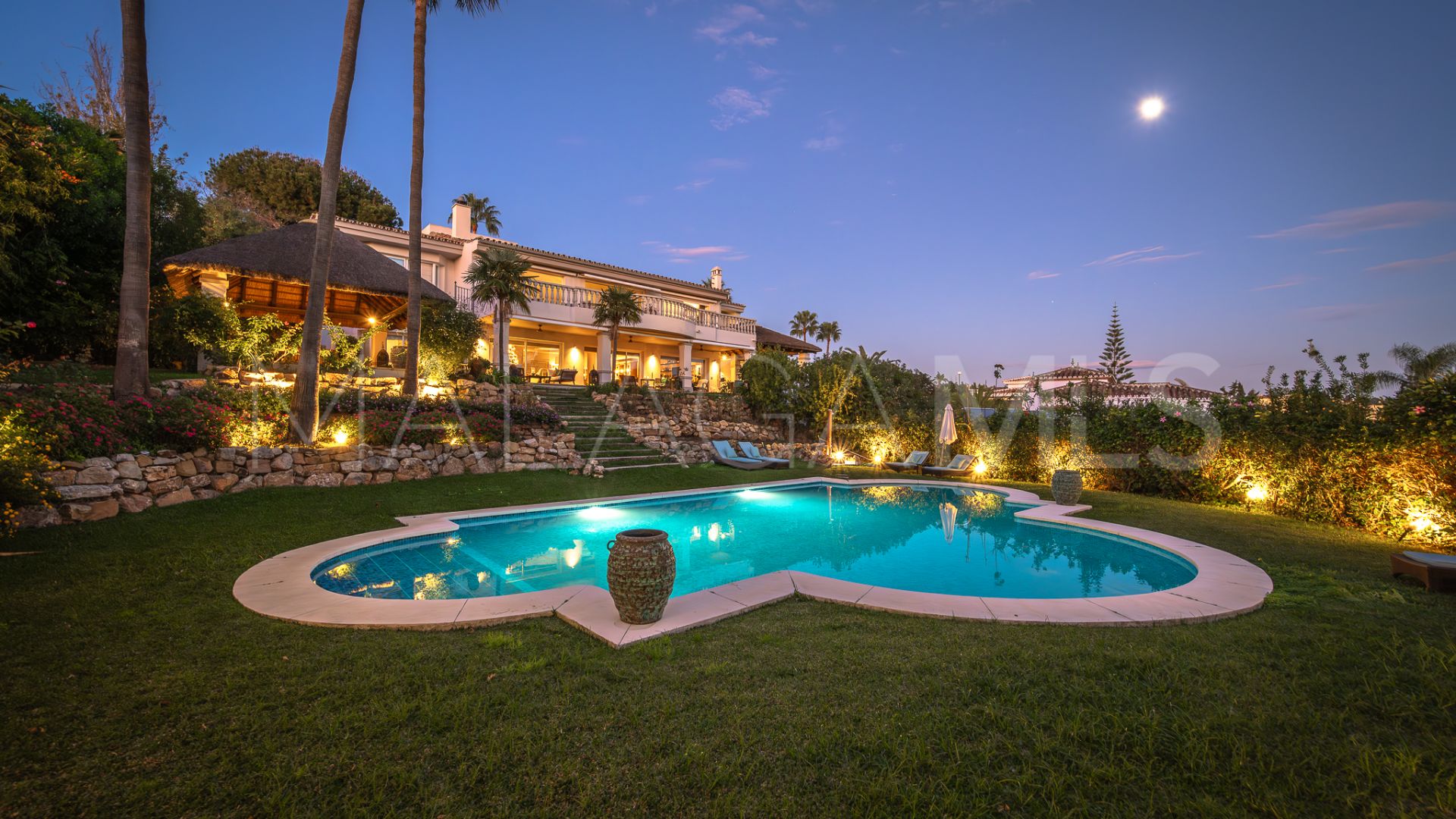 Villa for sale in Elviria