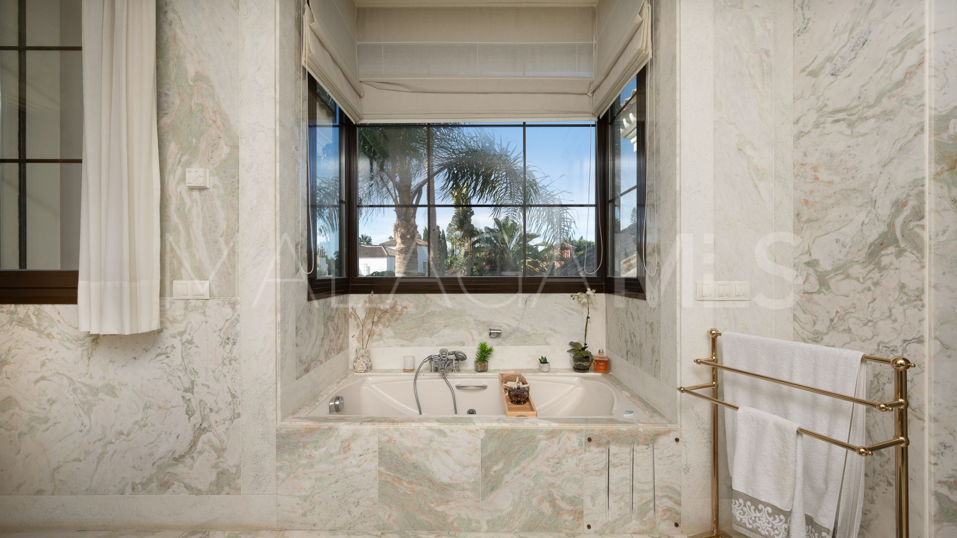 Villa for sale in Guadalmina Baja with 8 bedrooms