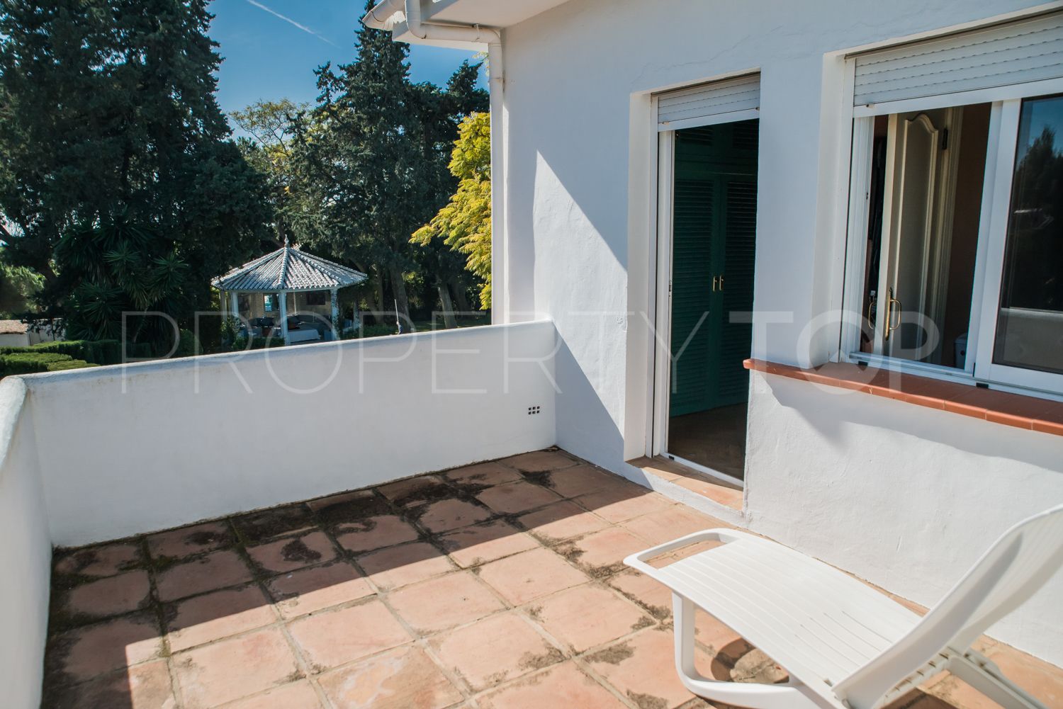 Buy 8 bedrooms villa in Calahonda