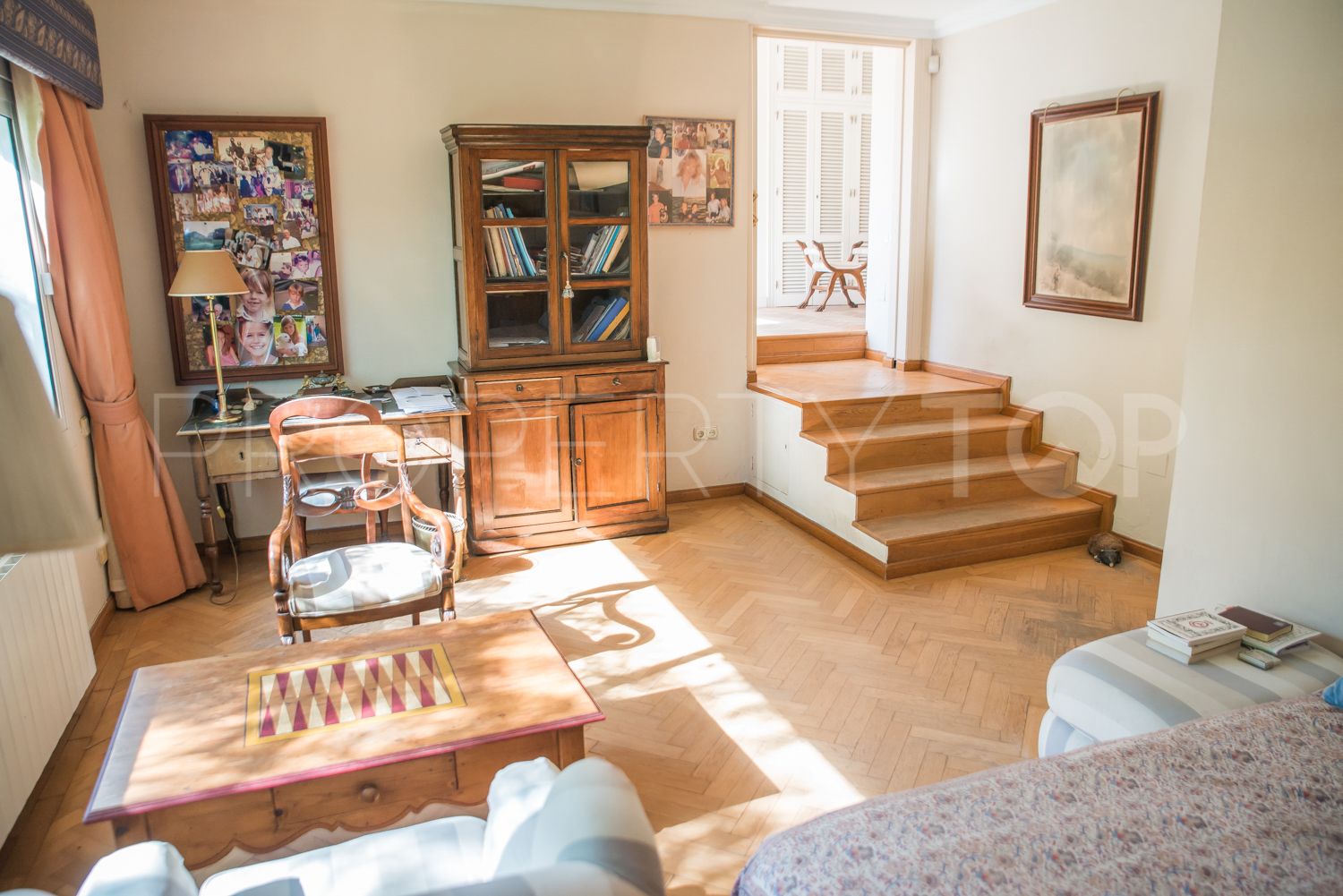 Buy 8 bedrooms villa in Calahonda