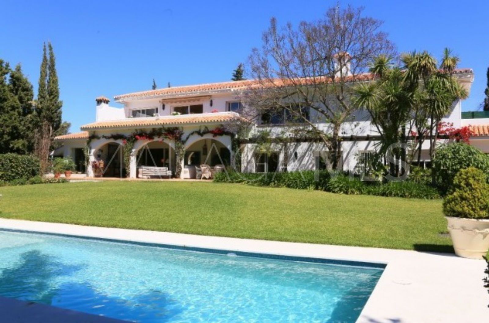 8 bedrooms Calahonda villa for sale