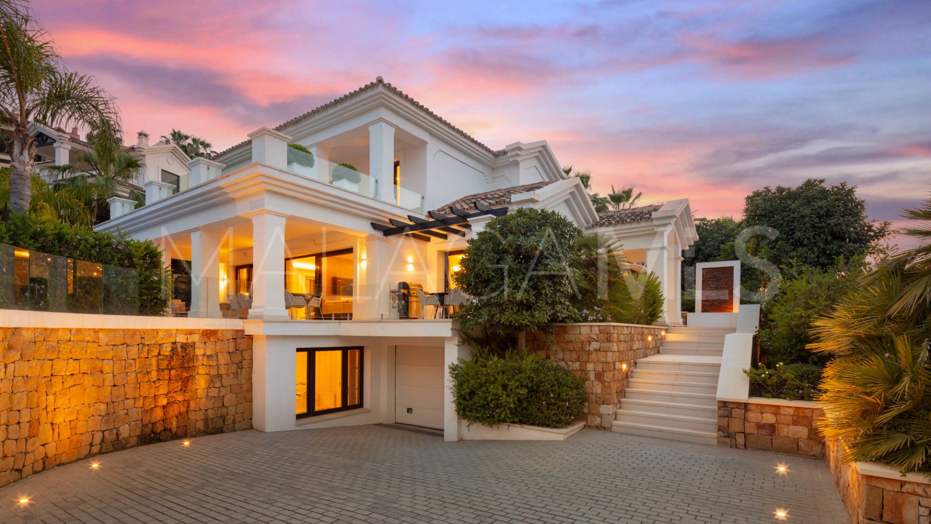 Villa for sale in Nueva Andalucia