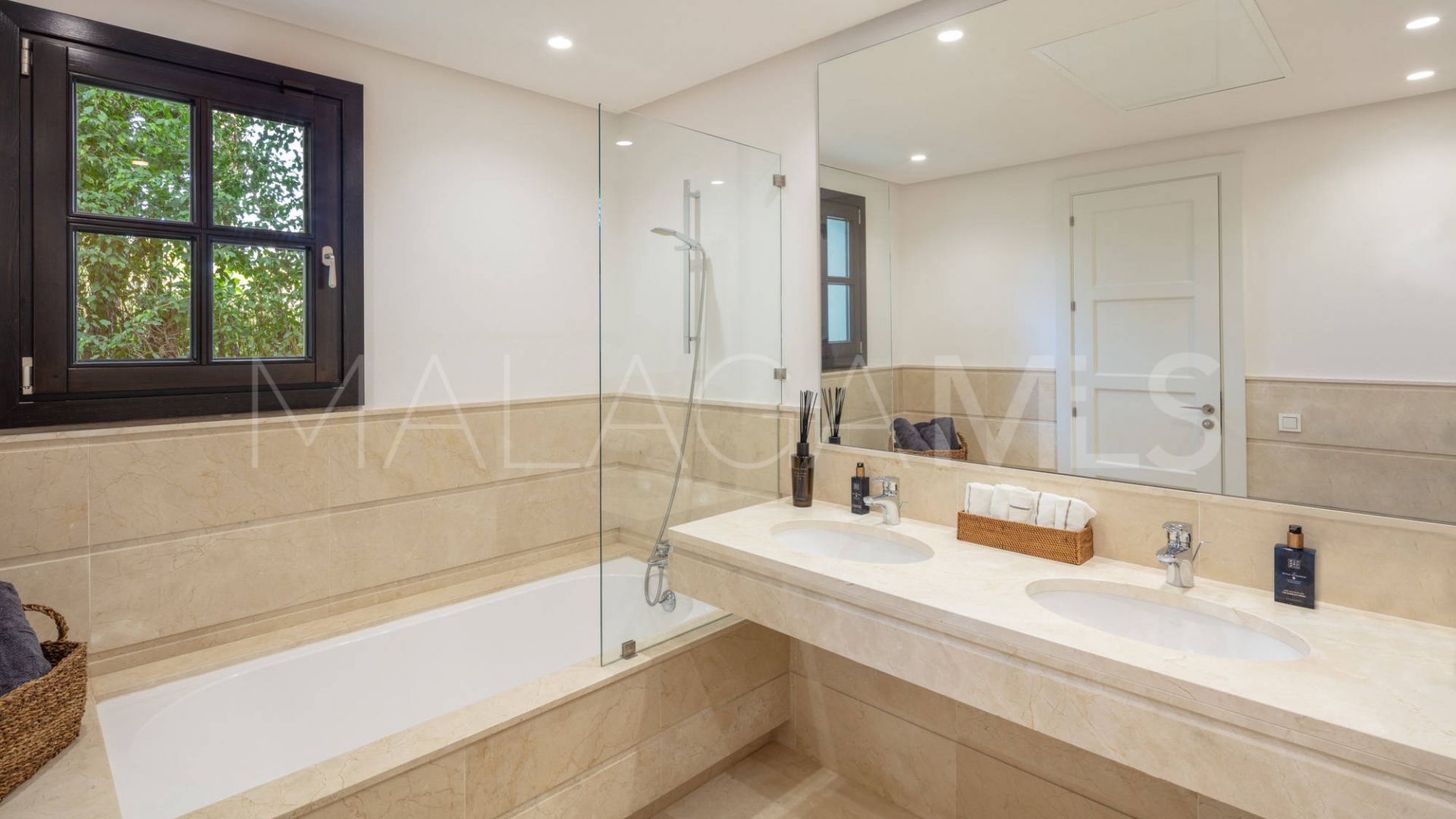 Villa for sale in Nueva Andalucia