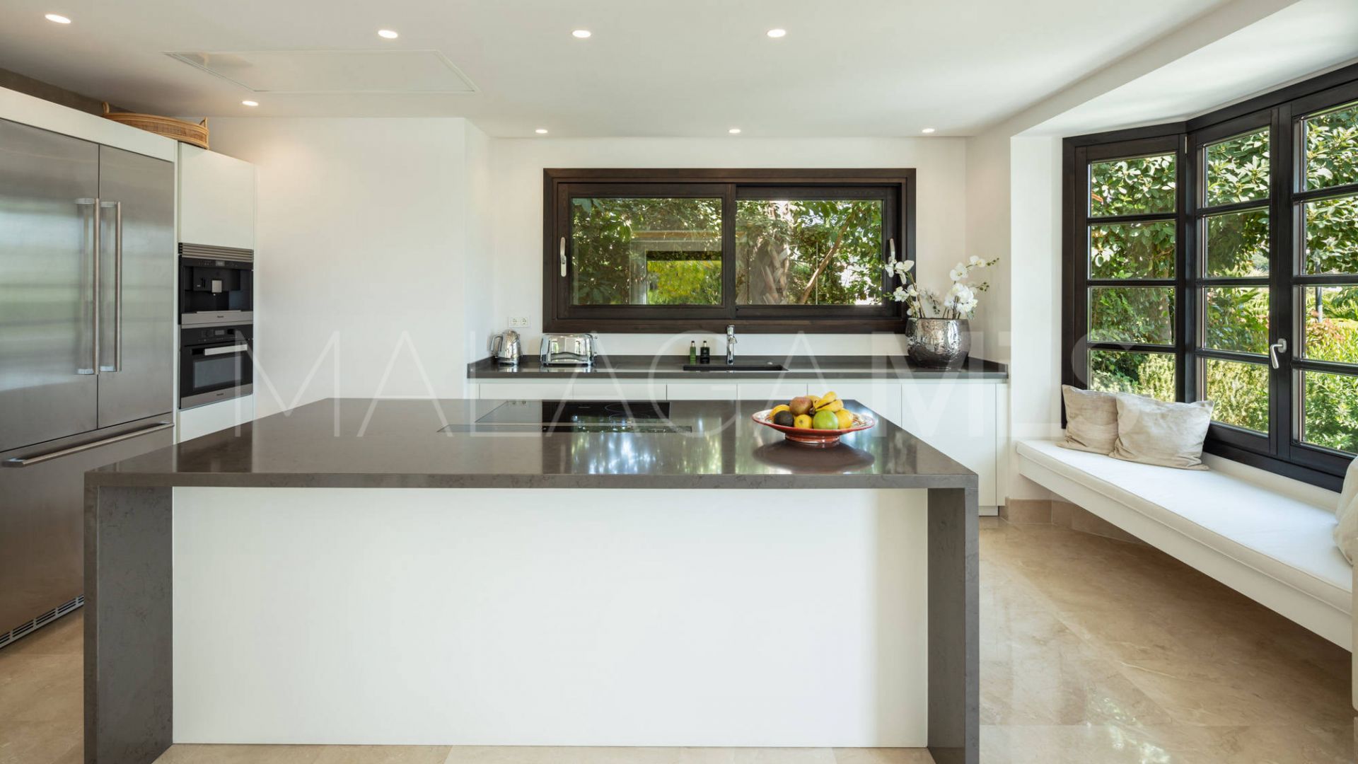 Villa for sale in Nueva Andalucia