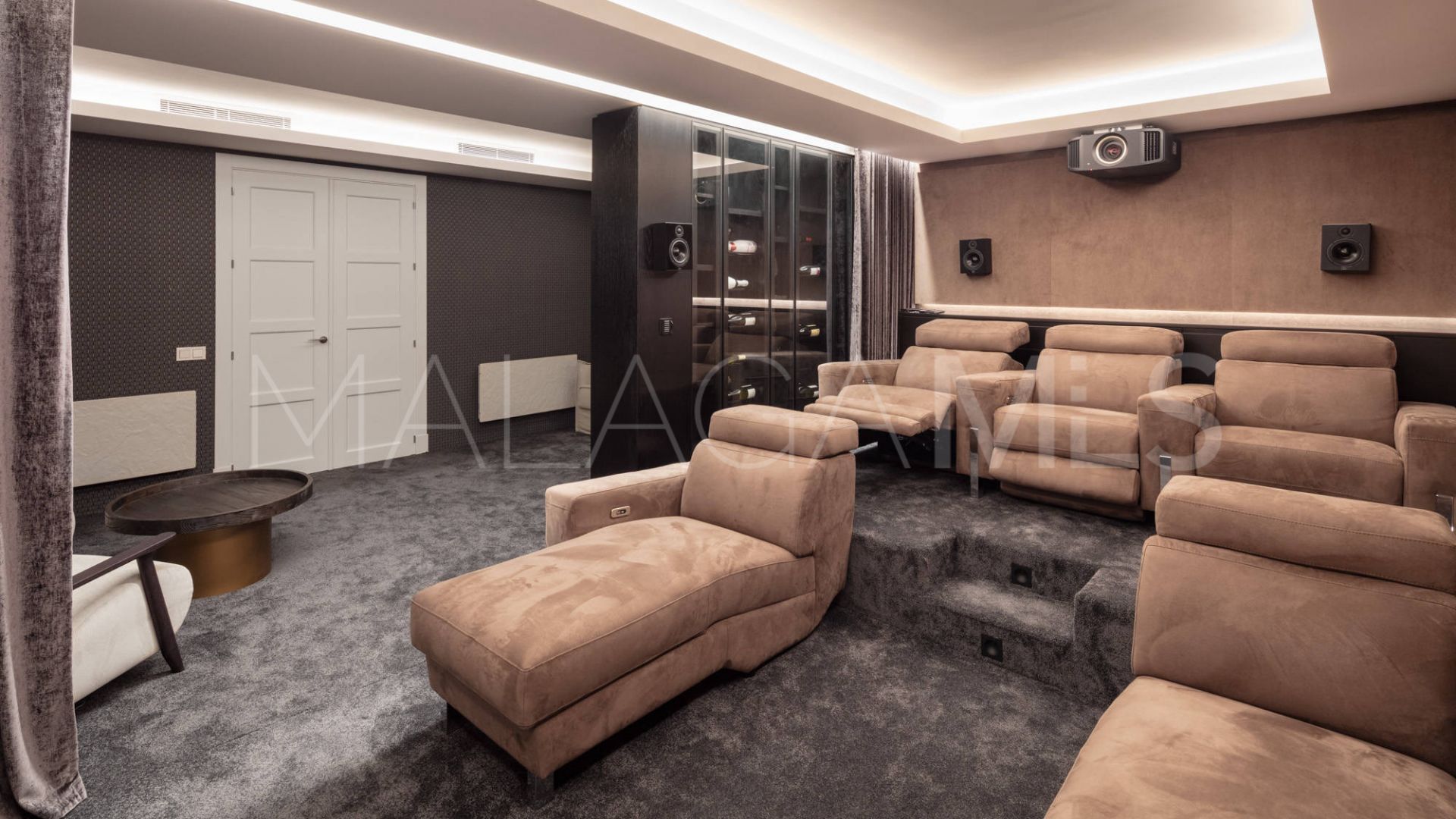 Villa for sale in Nueva Andalucia