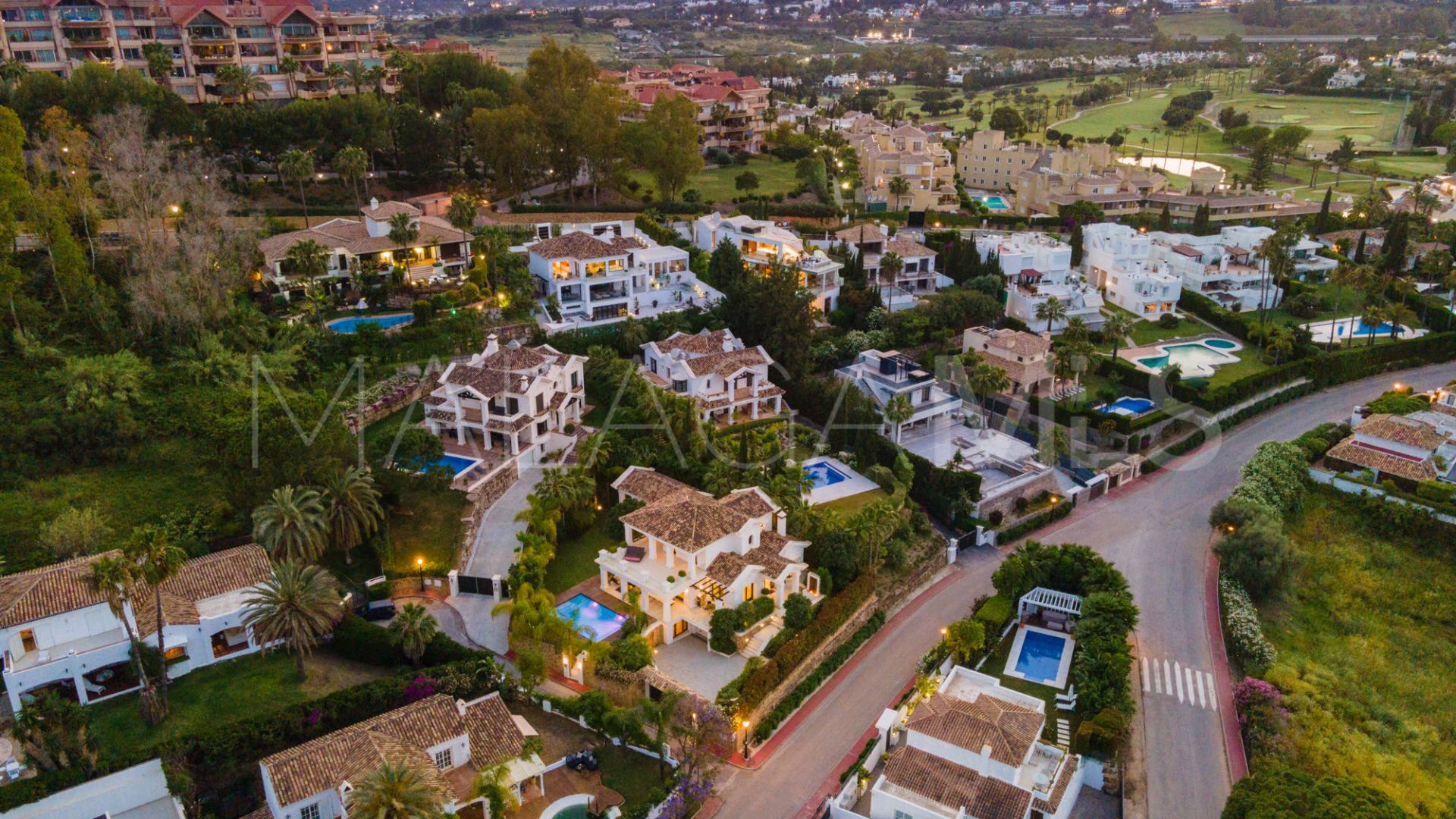Villa for sale in Nueva Andalucia