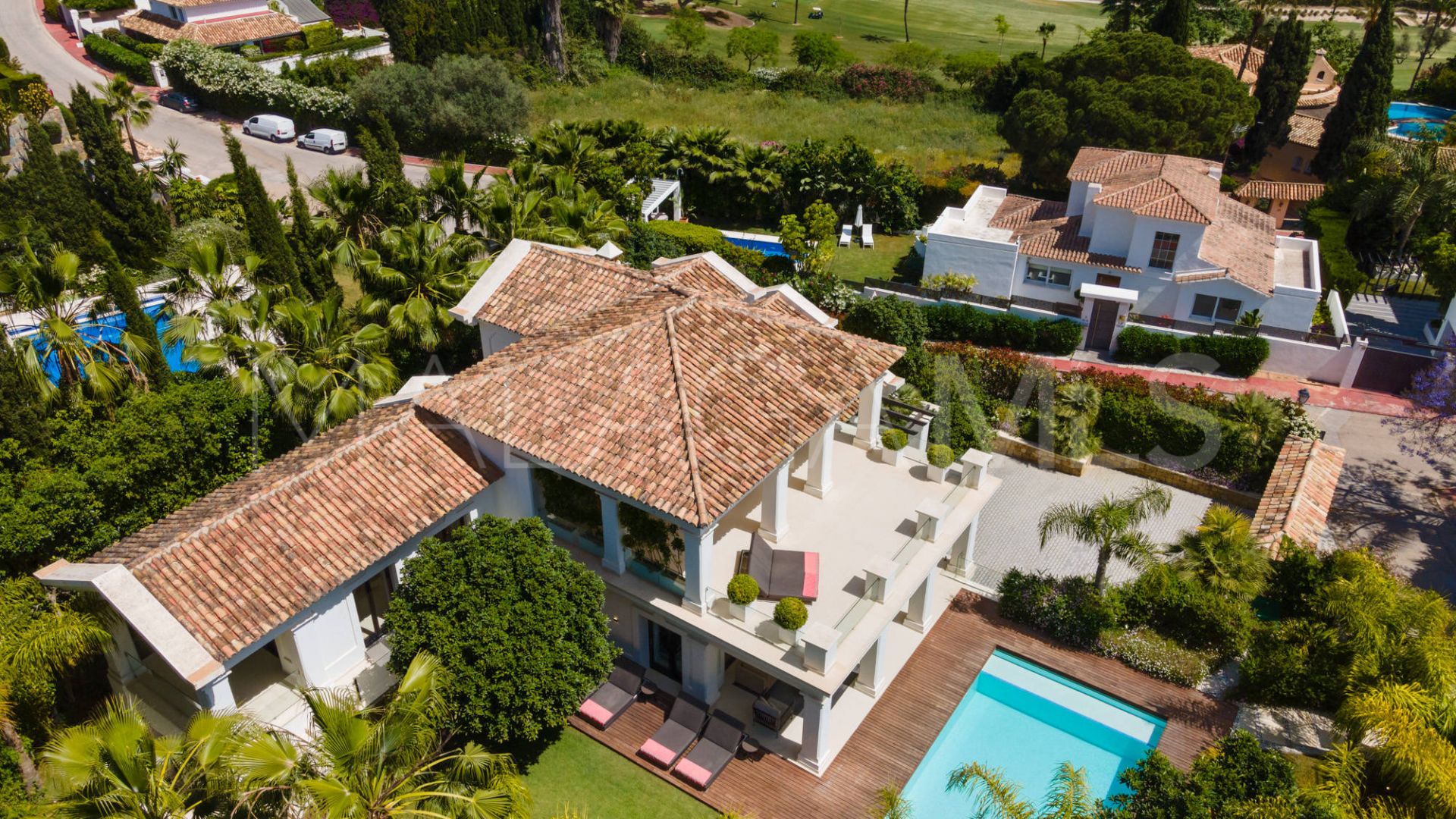 Villa for sale in Nueva Andalucia