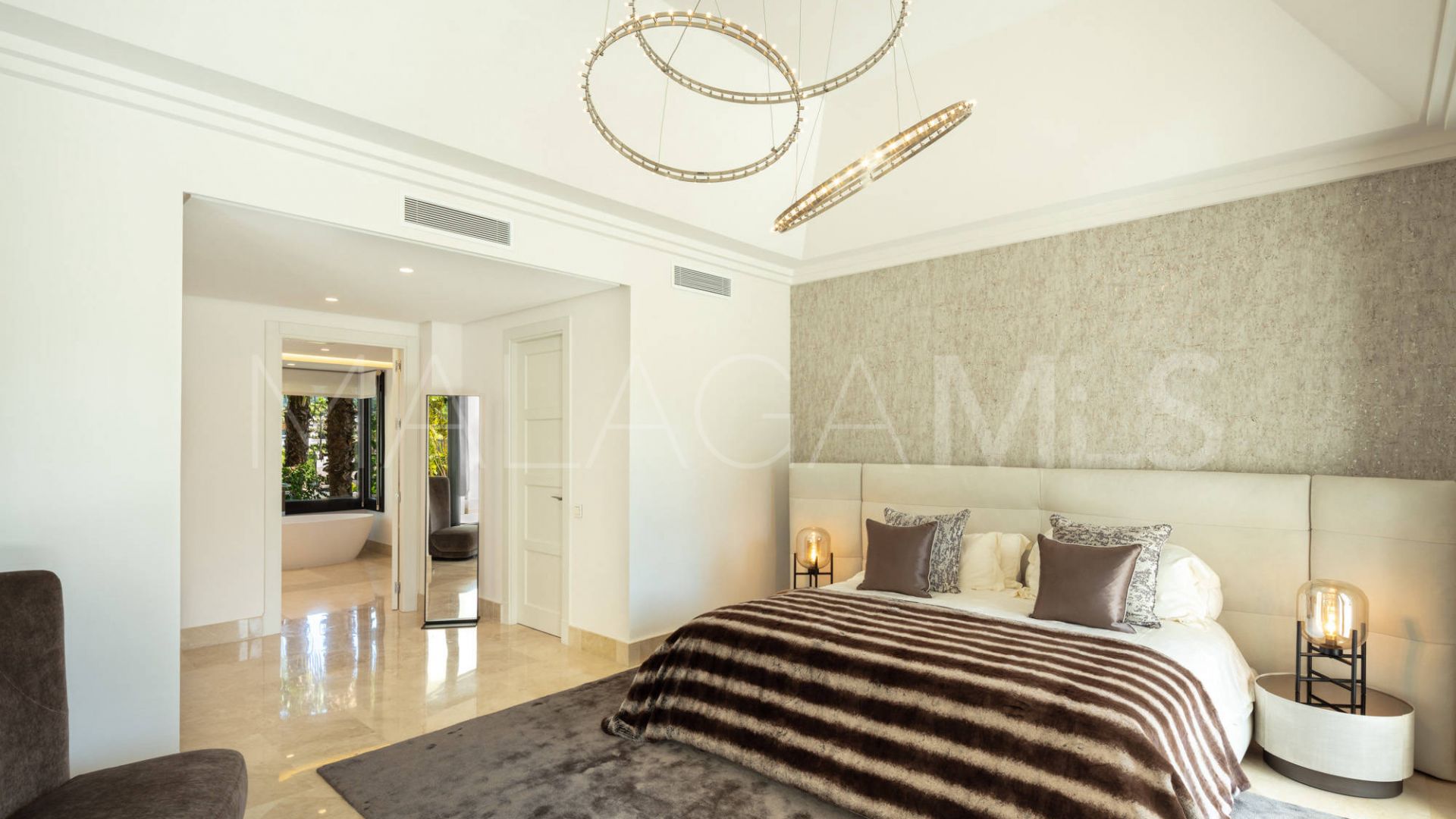 Villa for sale in Nueva Andalucia