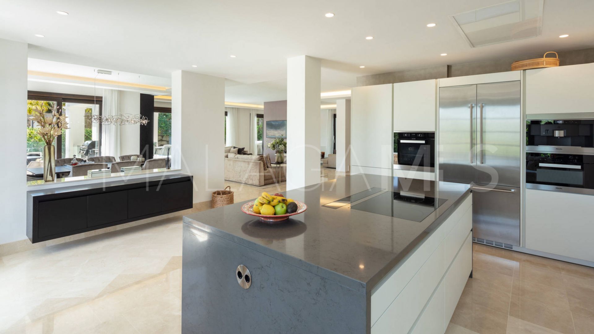 Villa for sale in Nueva Andalucia