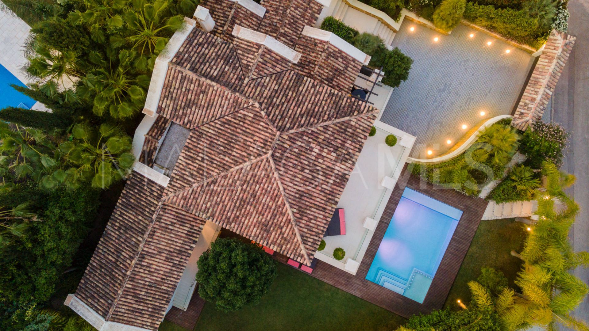 Villa for sale in Nueva Andalucia