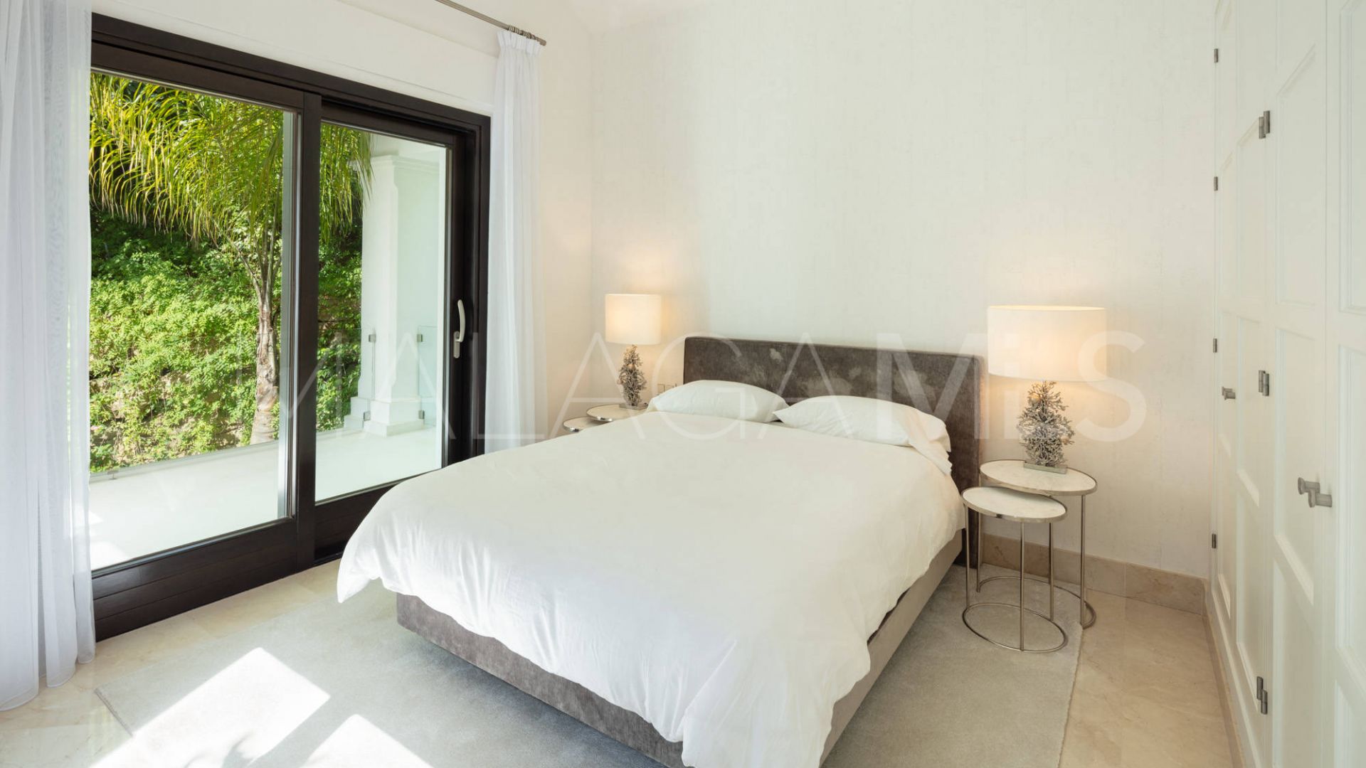 Villa for sale in Nueva Andalucia