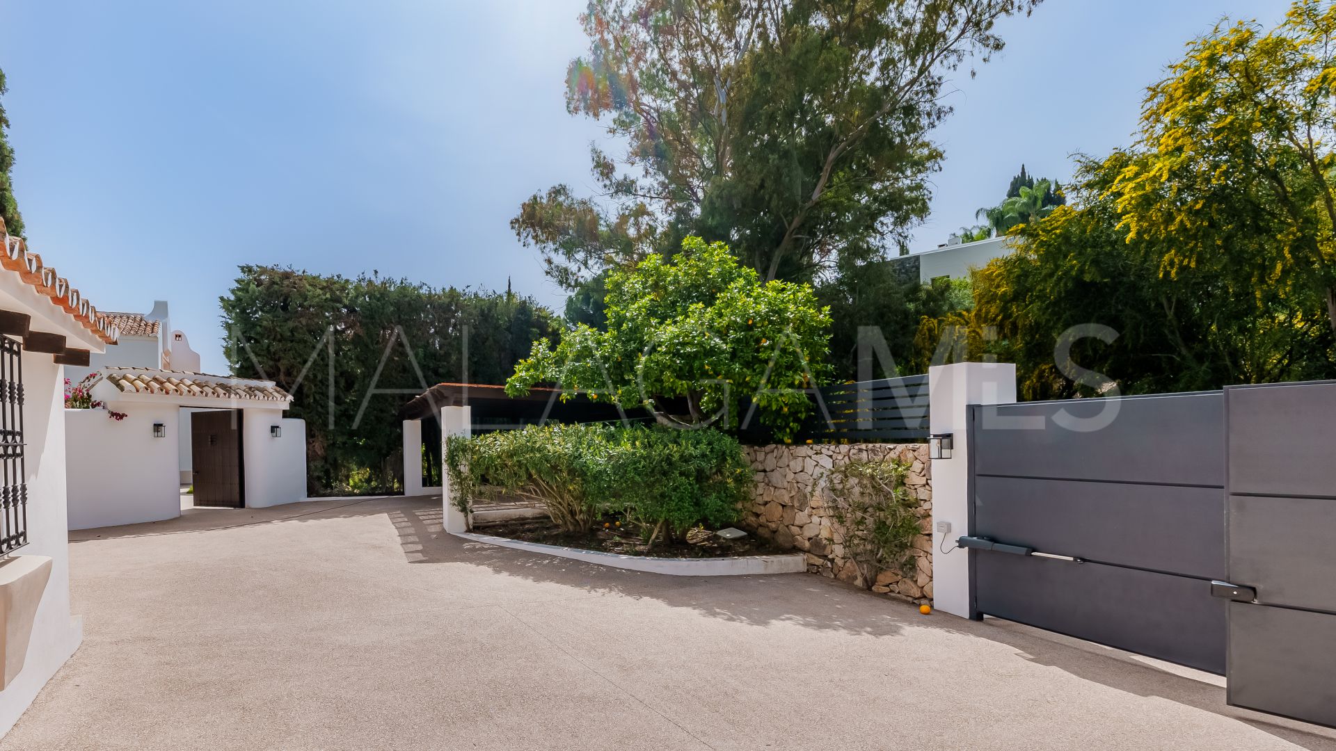 Villa for sale in Benahavis