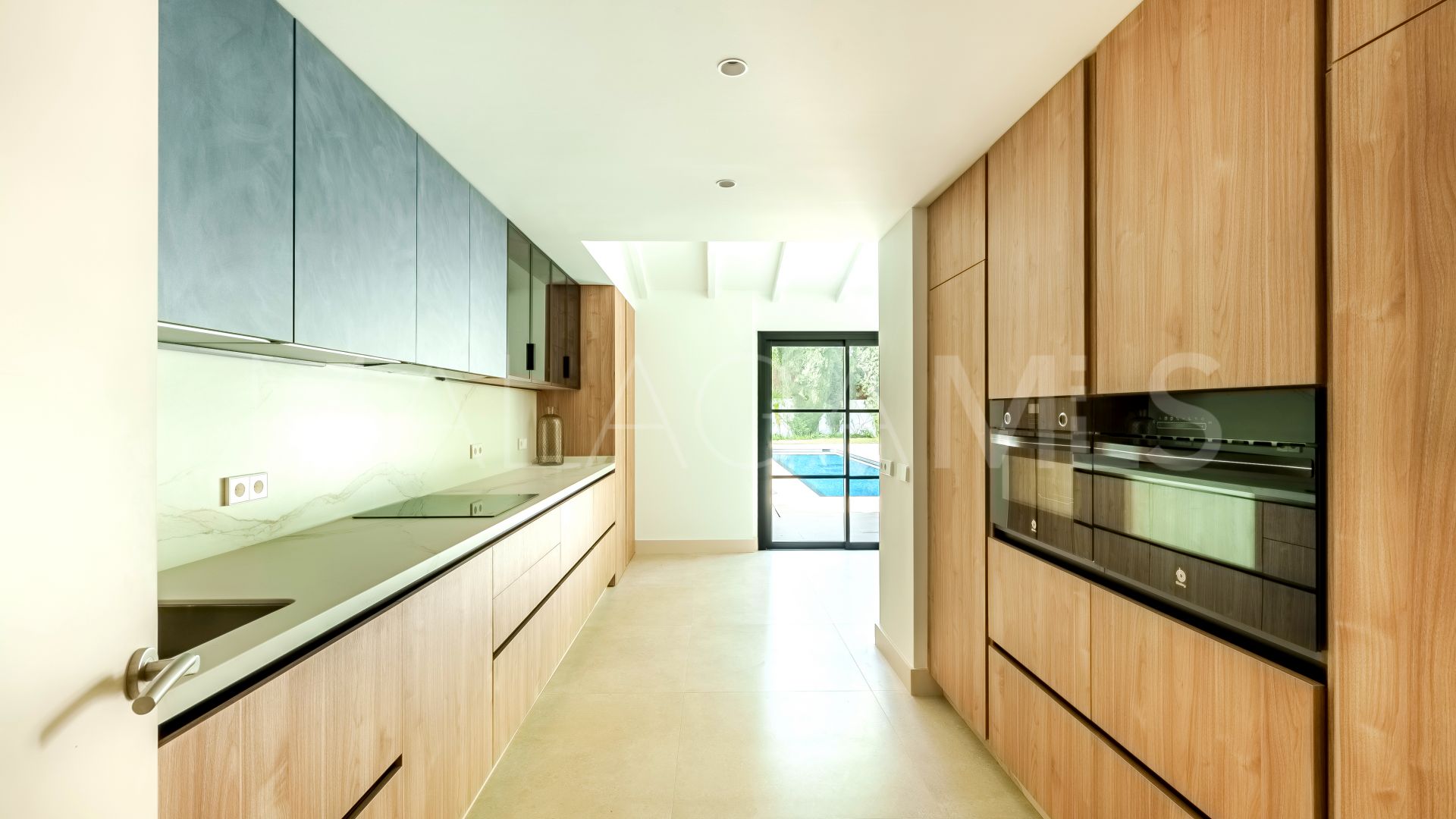 Villa for sale in Benahavis