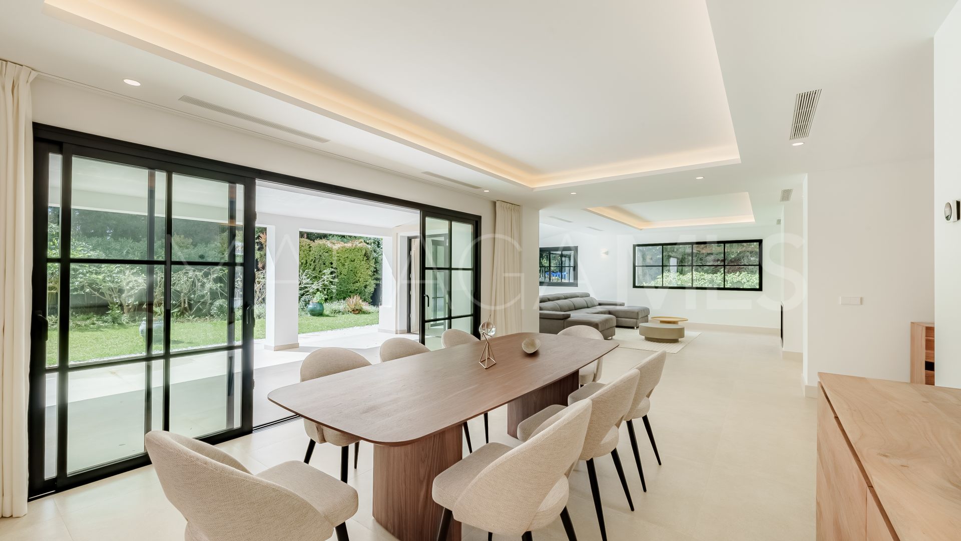 Villa for sale in Benahavis