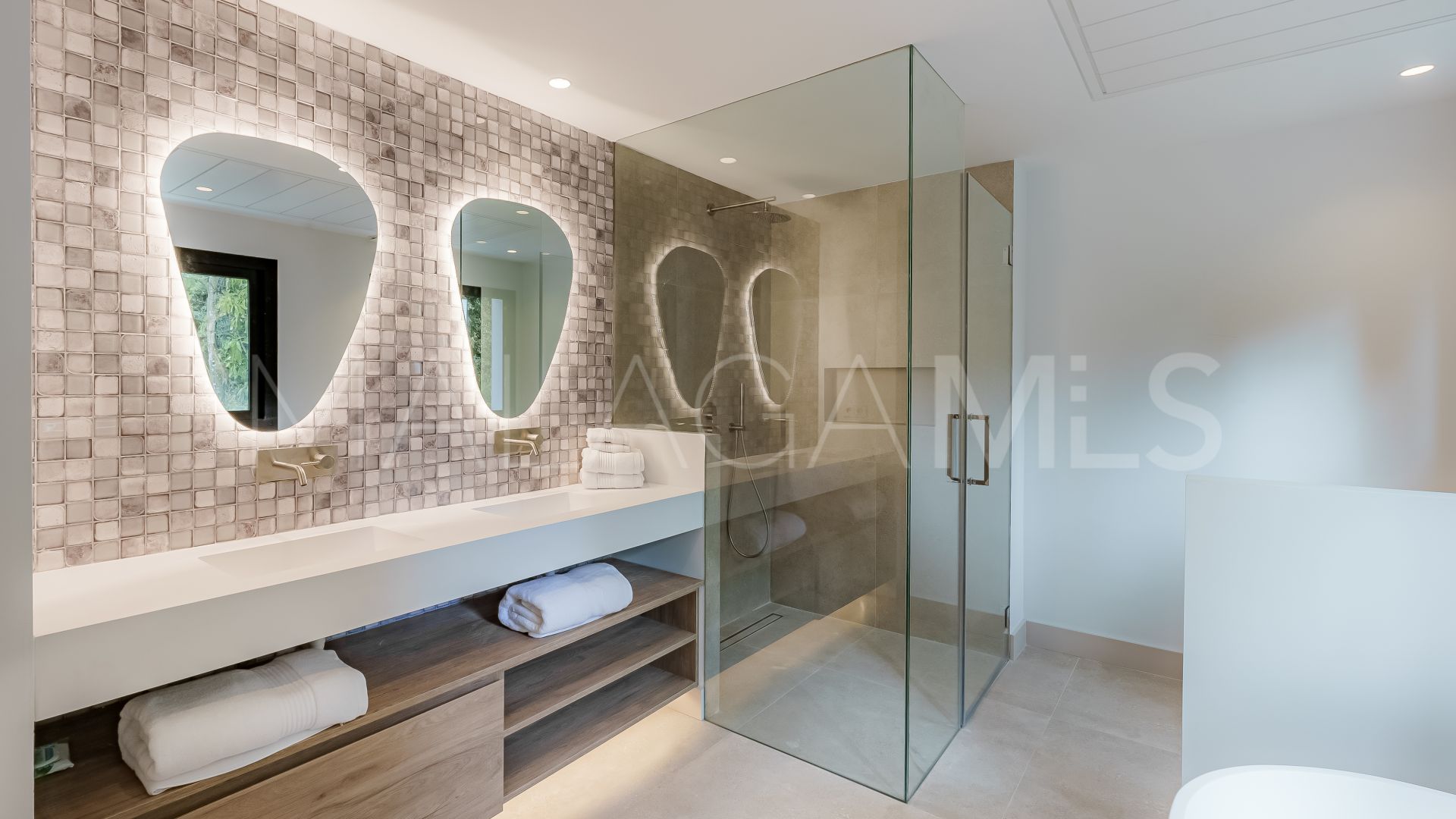 Villa for sale in Benahavis