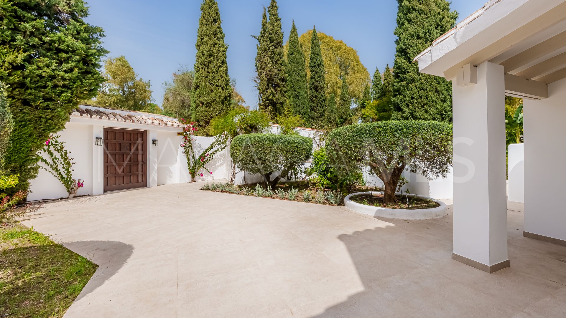 Villa for sale in Benahavis