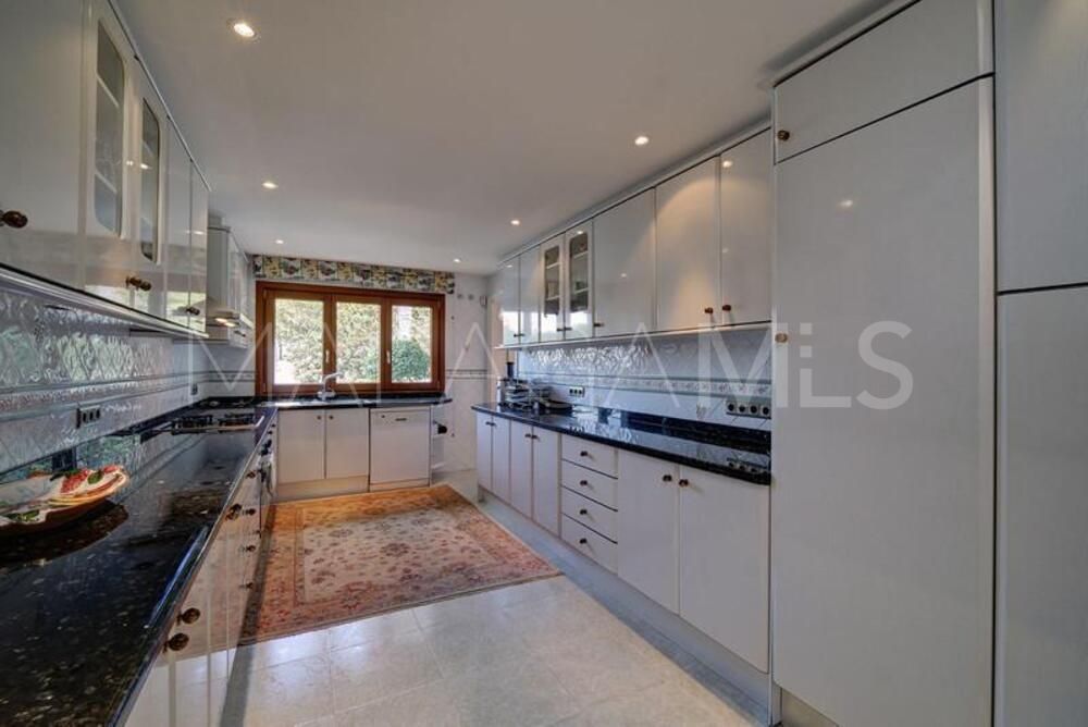Villa for sale in New Golden Mile