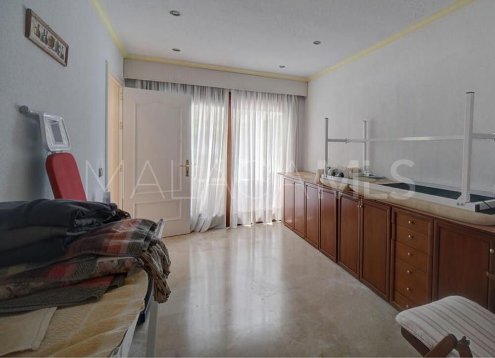 Villa for sale in New Golden Mile
