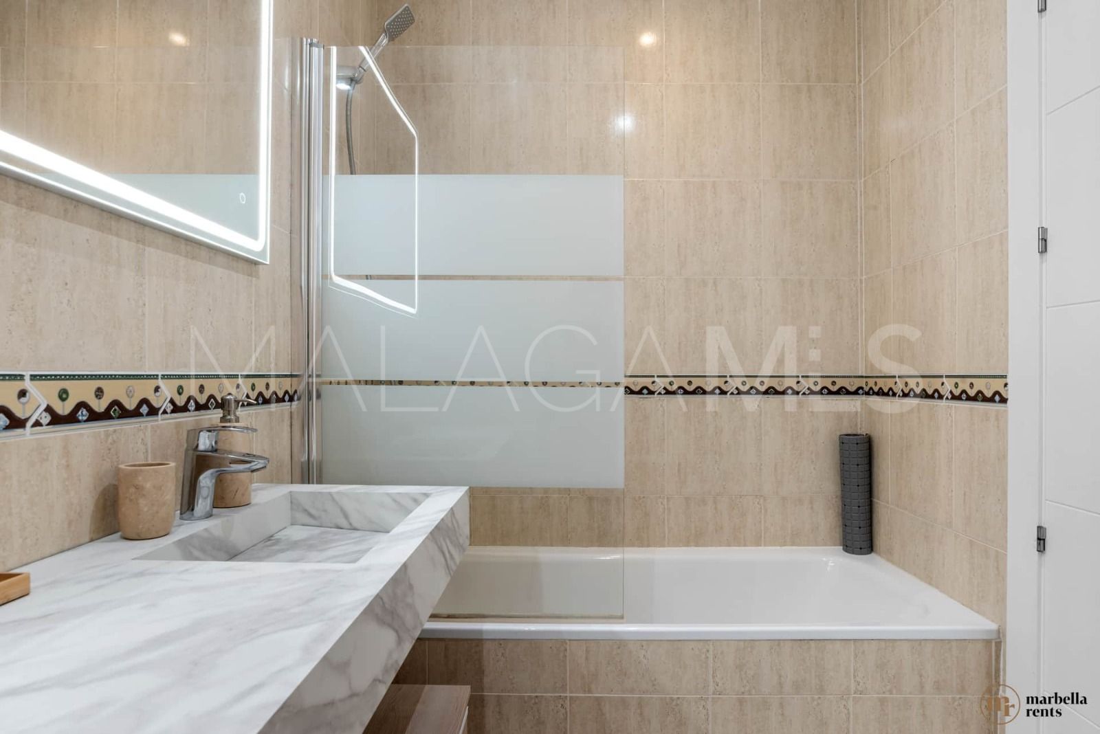 6 bedrooms semi detached house in Artola for sale