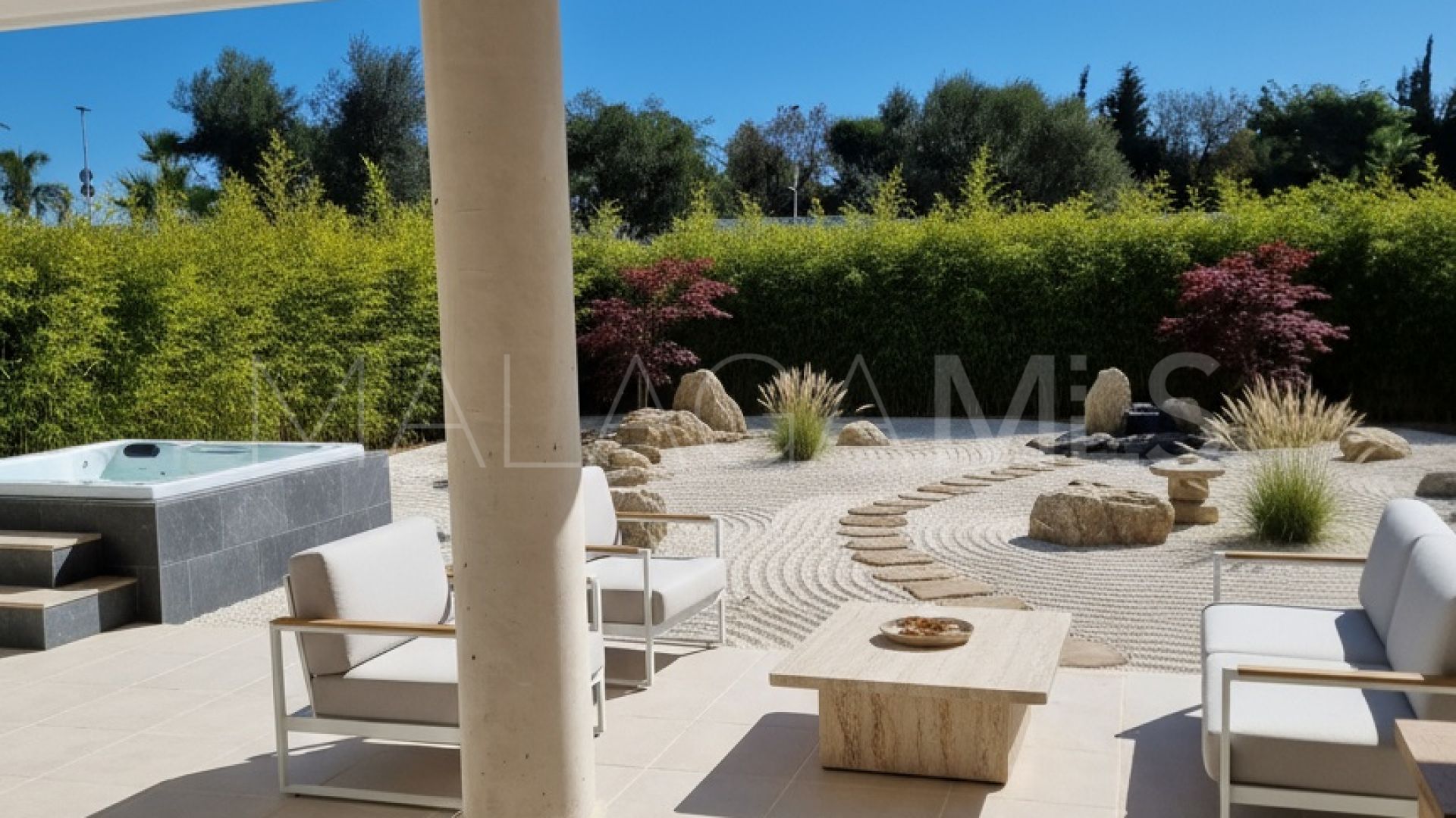 For sale Estepona East 2 bedrooms ground floor apartment