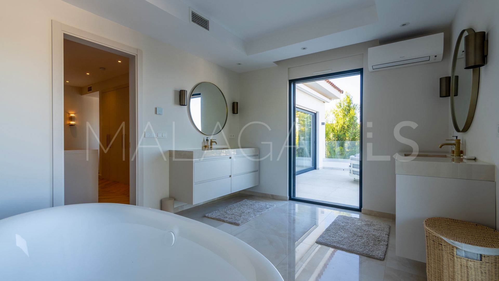 Villa for sale in Artola