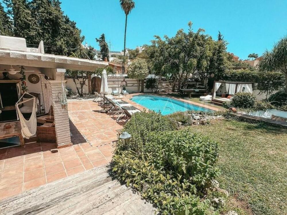 Villa for sale in Nueva Andalucia
