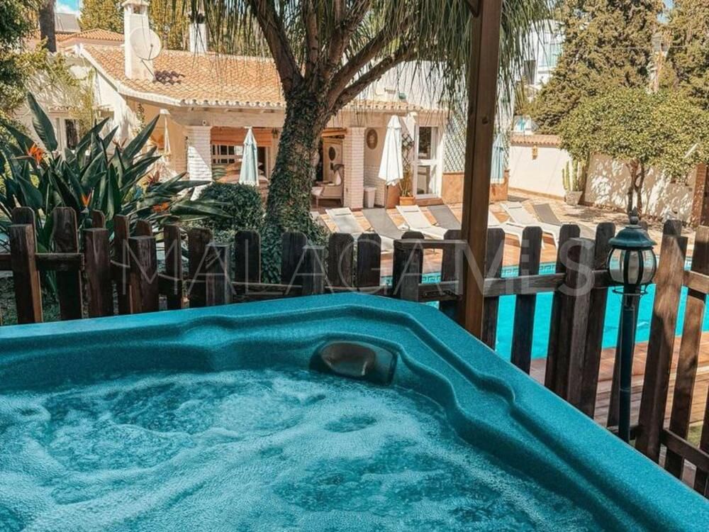 Villa for sale in Nueva Andalucia