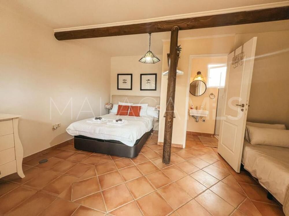 Villa for sale in Nueva Andalucia