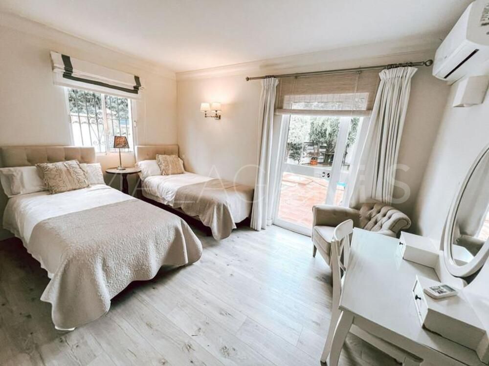 Villa for sale in Nueva Andalucia