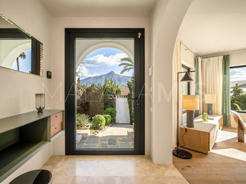 Villa for sale in Nueva Andalucia