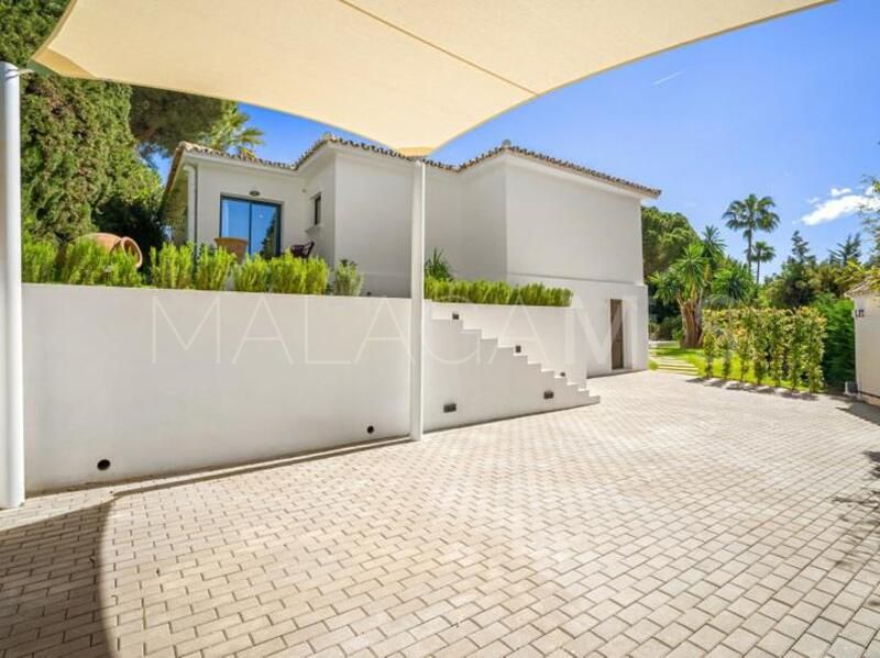Villa for sale in Nueva Andalucia