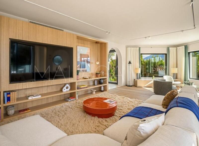Villa for sale in Nueva Andalucia