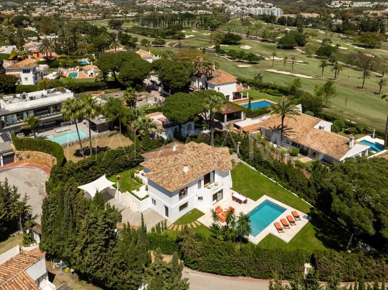 Villa for sale in Nueva Andalucia