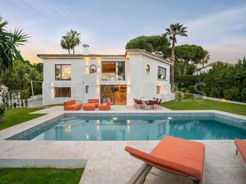 Villa for sale in Nueva Andalucia