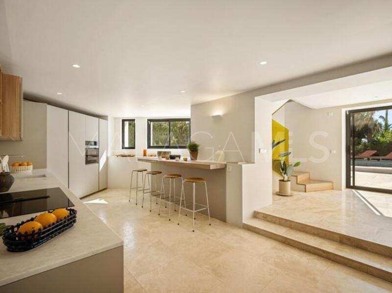 Villa for sale in Nueva Andalucia