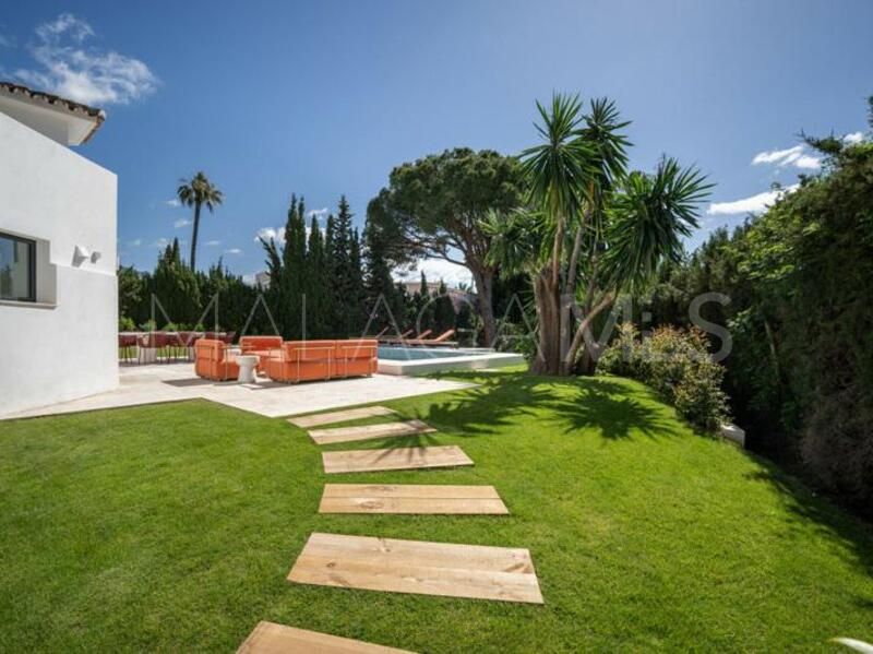 Villa for sale in Nueva Andalucia