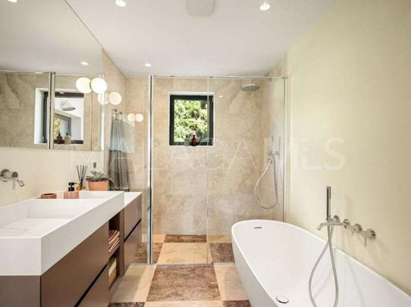 Villa for sale in Nueva Andalucia