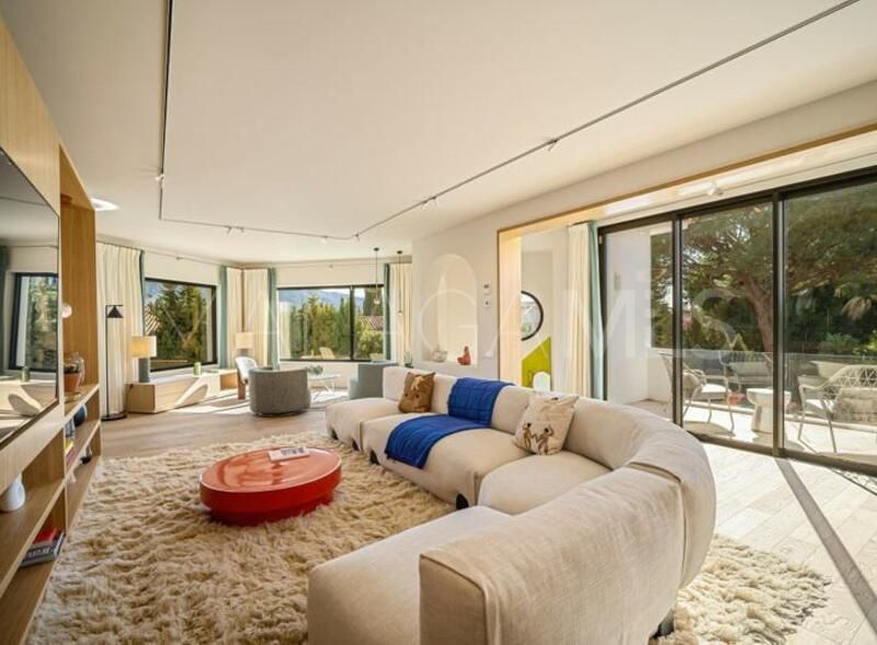 Villa for sale in Nueva Andalucia