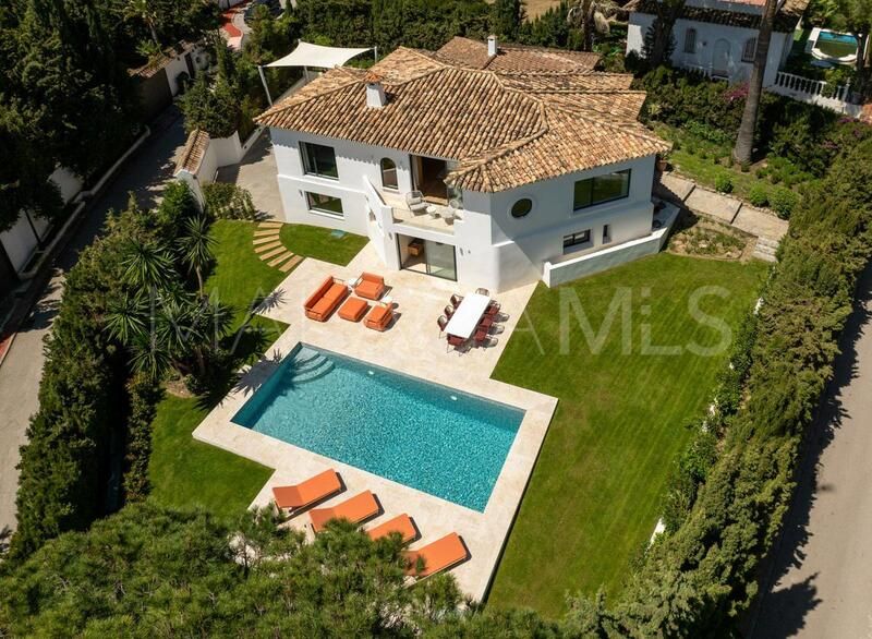 Villa for sale in Nueva Andalucia