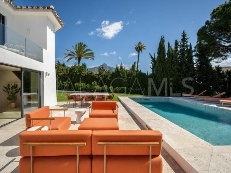 Villa for sale in Nueva Andalucia