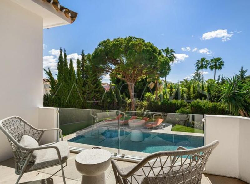 Villa for sale in Nueva Andalucia