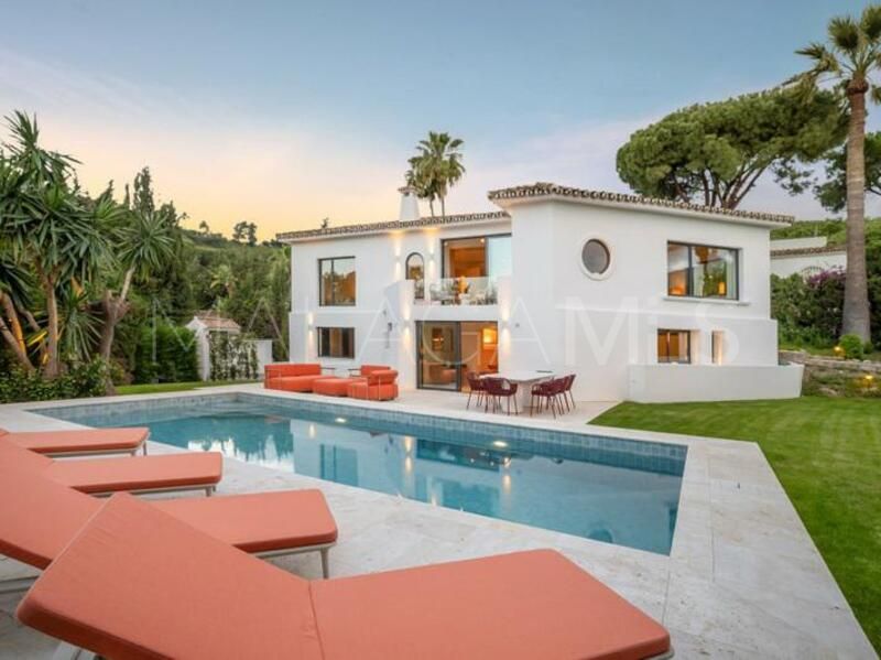 Villa for sale in Nueva Andalucia