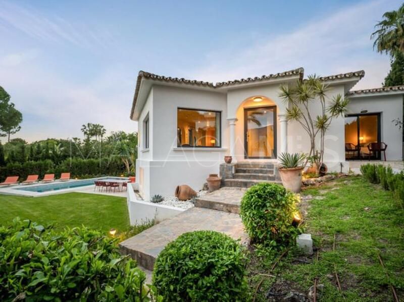 Villa for sale in Nueva Andalucia