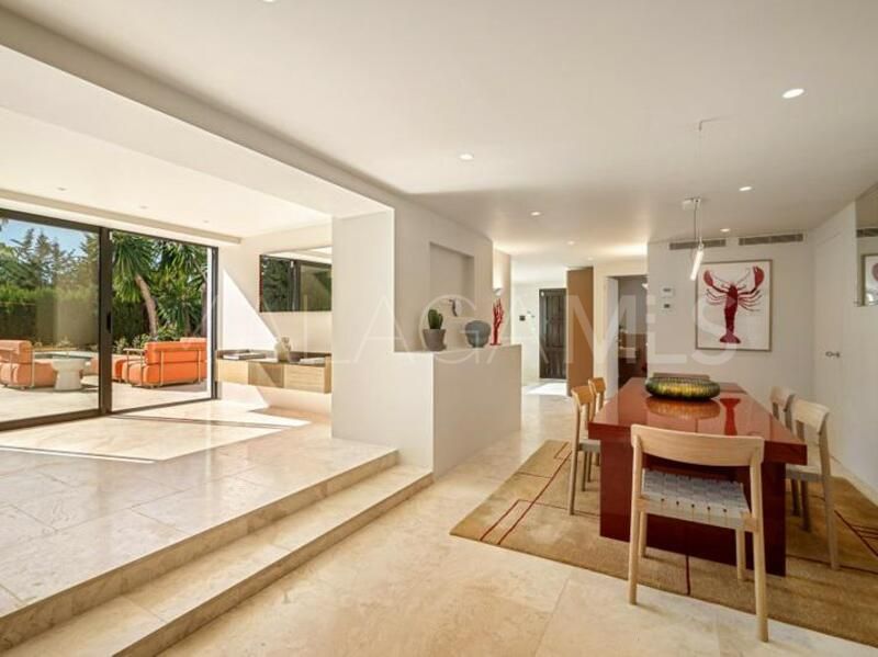 Villa for sale in Nueva Andalucia