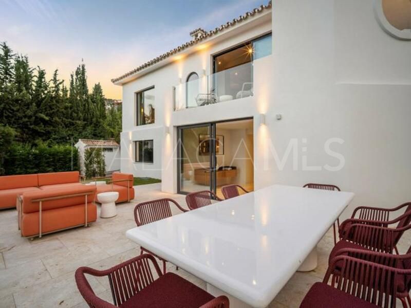 Villa for sale in Nueva Andalucia