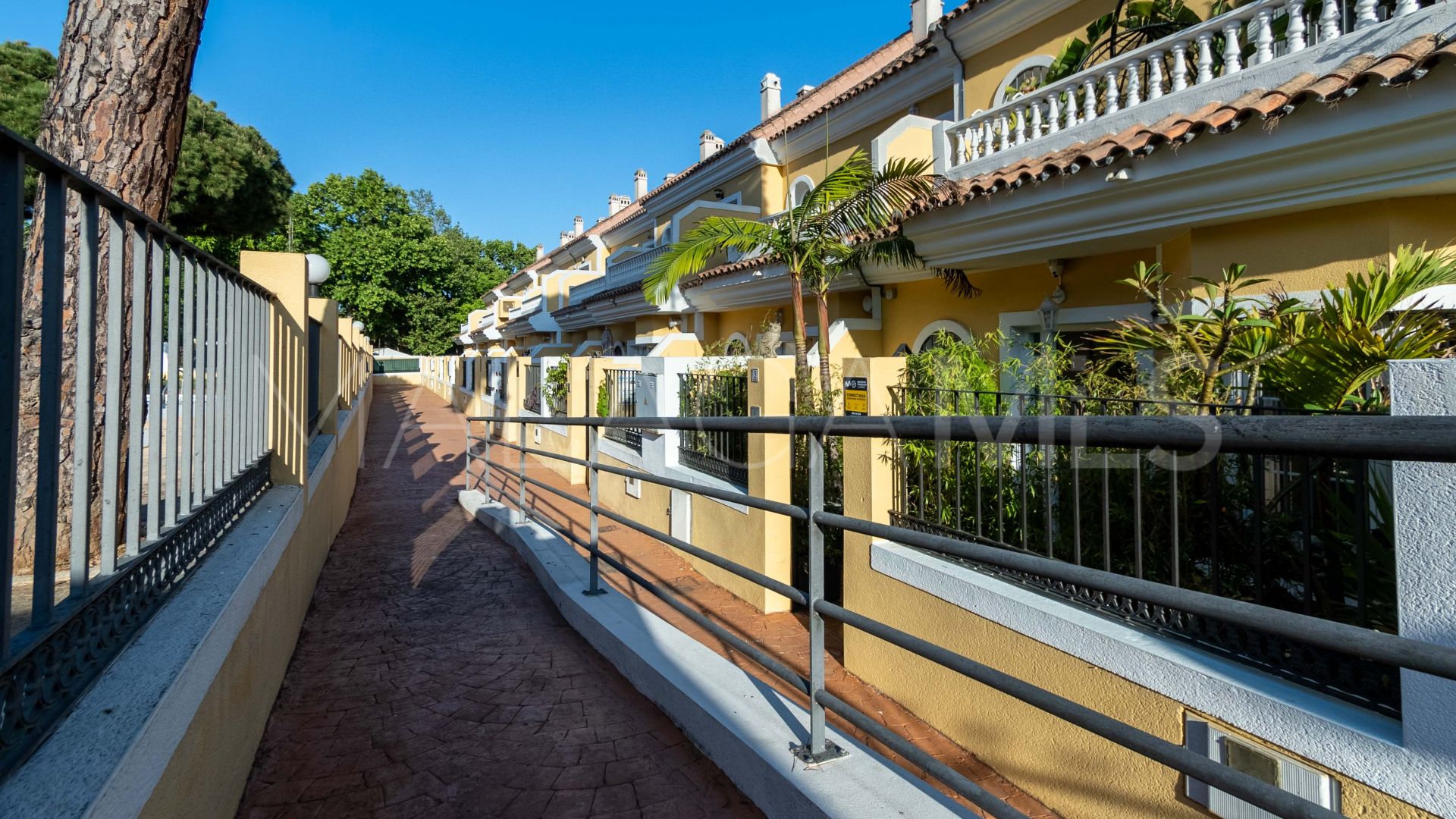 Radhus for sale in Sitio de Calahonda
