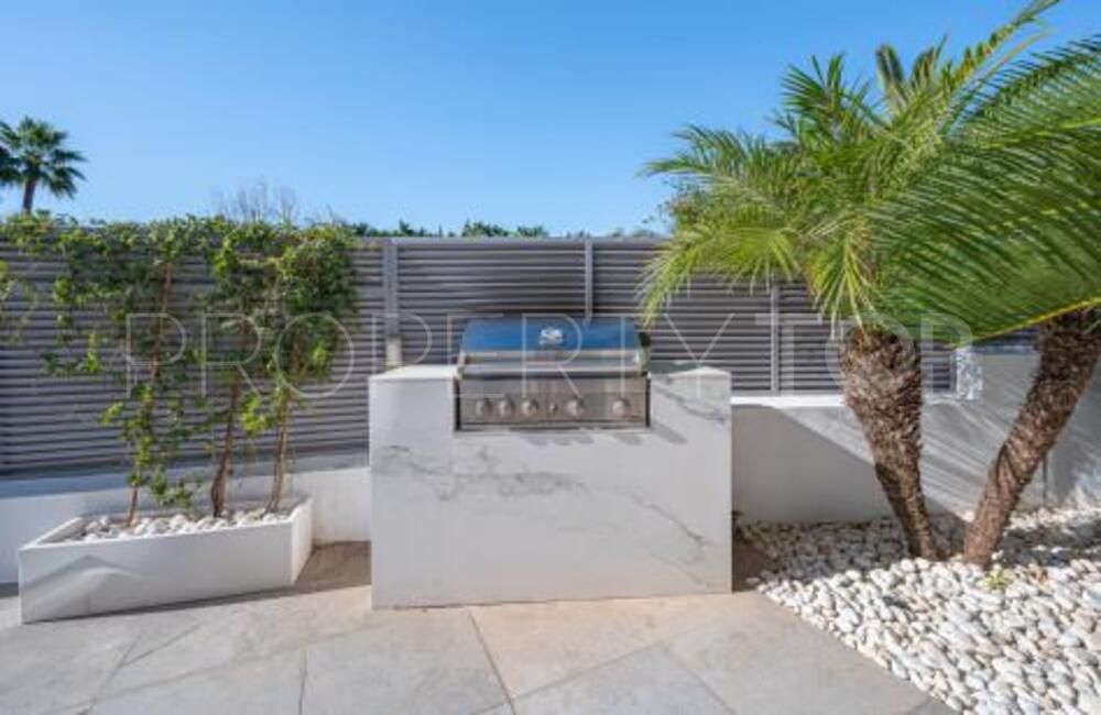 Comprar villa con 4 dormitorios en Marbella Montaña